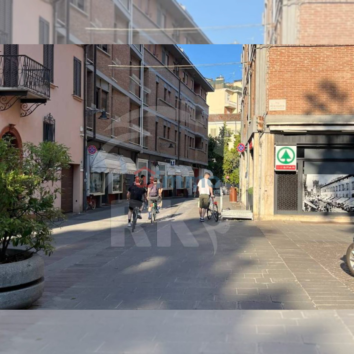 Locale commerciale via Giuseppe Garibaldi 173, Centro Storico, Ferrara
